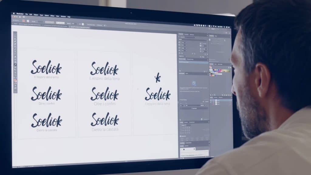 Daniele che progetta il logo e la scritta Soeliok al computer
