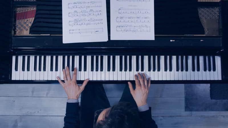 alessandro ponti plays the piano to compose the soundtracks of Soeliok